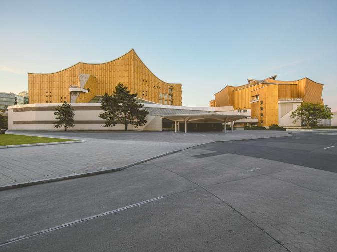 Außenansicht des gelblichen Baus der Berliner Philharmonie