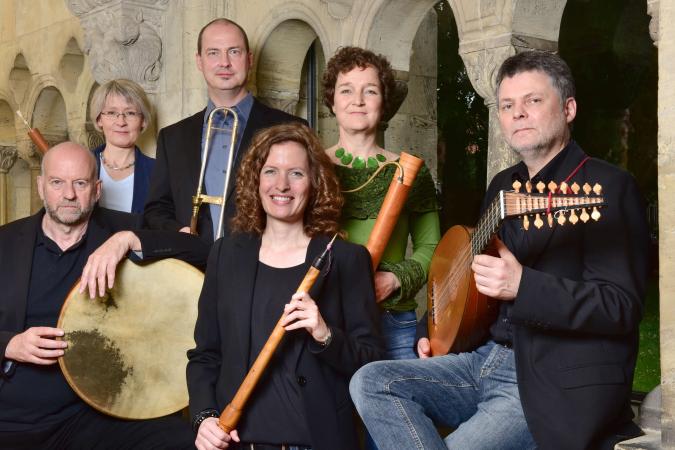 Die Capella de la Torre hat sich mit ihren Instrumenten versammelt.