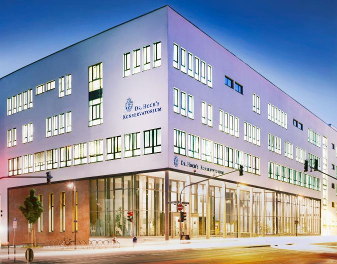Beleuchtetes quaderförmiges Gebäude des Dr. Hoch’s Konservatorium