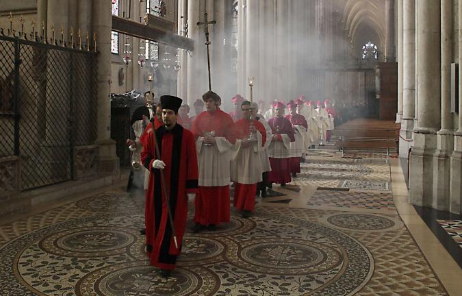 Feierlicher Einzug in den Kölner Dom mit Weihrauch.