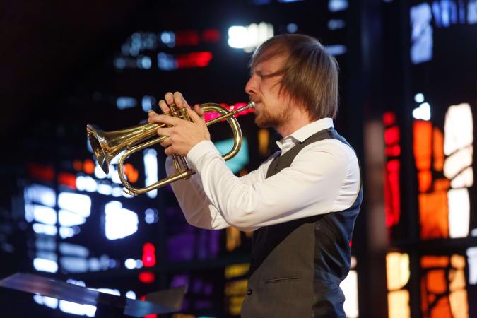 Auf dem Festival Europäische Kirchenmusik Schwäbisch Gmünd spielt ein Mann Flügelhorn.