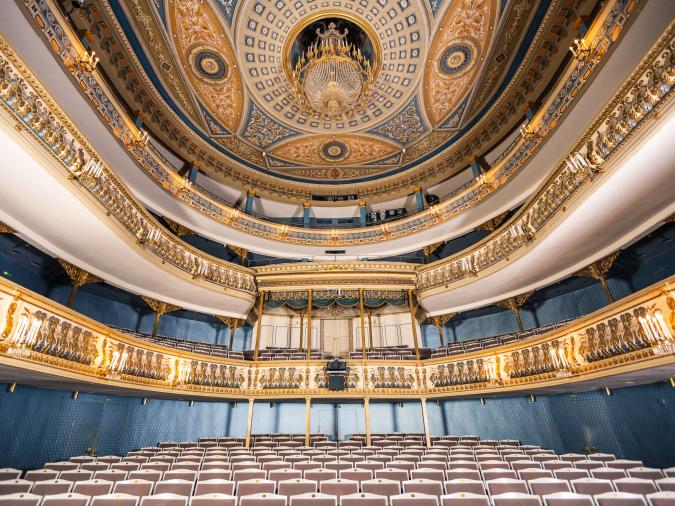 Prächtiger Innenraum eines Theaters