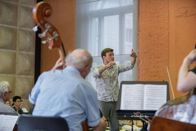 Junger Dirigent beim Projekt Kritisches Orchester 2019.