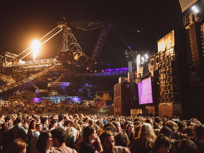 Festivalbühne vor großer Eisenkonstruktion