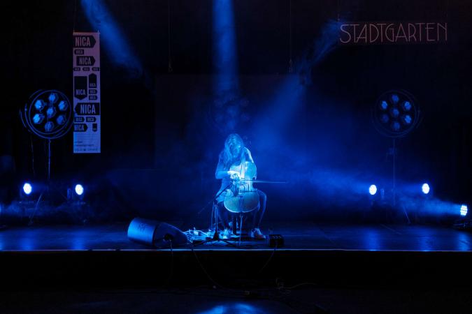 NICA-Cellistin Elisabeth Coudoux auf der Bühne