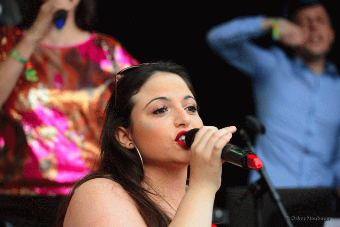 Anna Reizbikh als Sängerin des Ensembles Just Fun