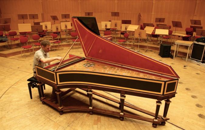 Der Instrumentenbauer Burkhard Zander bei der Einstimmung eines von ihm gebauten Cembalos in der Kölner Philharmonie
