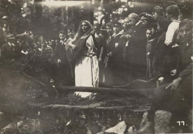 Frau mit Gitarrenlaute beim Treffen der Heimatwanderer in Eberswalde 1920