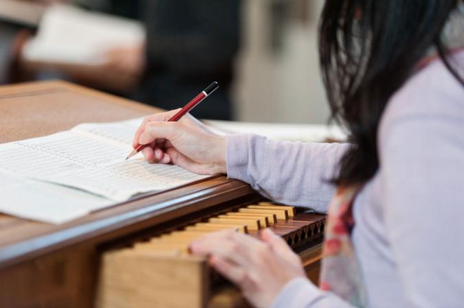 Studentin an der Schola Cantorum Basiliensis bei der Arbeit an Gabrieli Impressionen