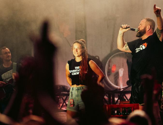 Der Sänger Jan „Monchi“ Gorkow von der Punkrockband Feine Sahne Fischfilet beim Festival Wasted in Jarmen