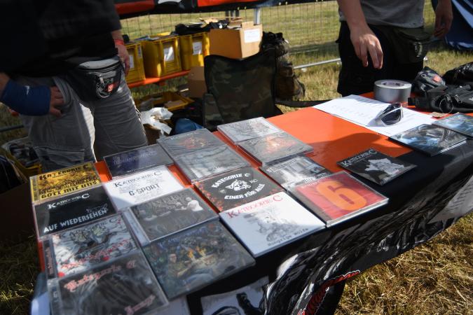 Verkaufsstand mit extrem rechten CDs