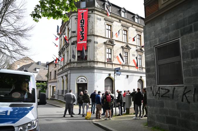 Zentrale Immobilie der extremen Rechten in Dortmund-Dorstfeld mit schwarz-weiß-roter Beflaggung und Flagge mit der Aufschrift "1. Mai seit 1933 arbeitsfrei"