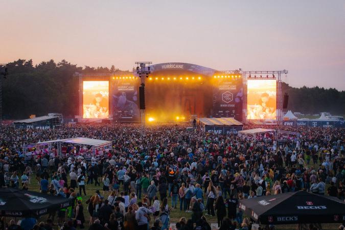 Blick von oben auf das Publikum von Hurricane 2025