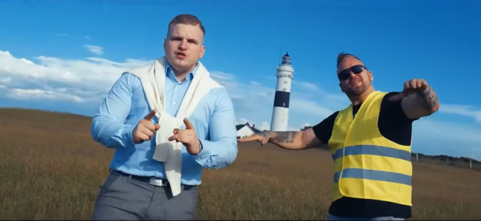 Screenshot aus dem Video Düsi düsi von Kai "Proto" Naggert und Dominik "Kavalier" Raupbach