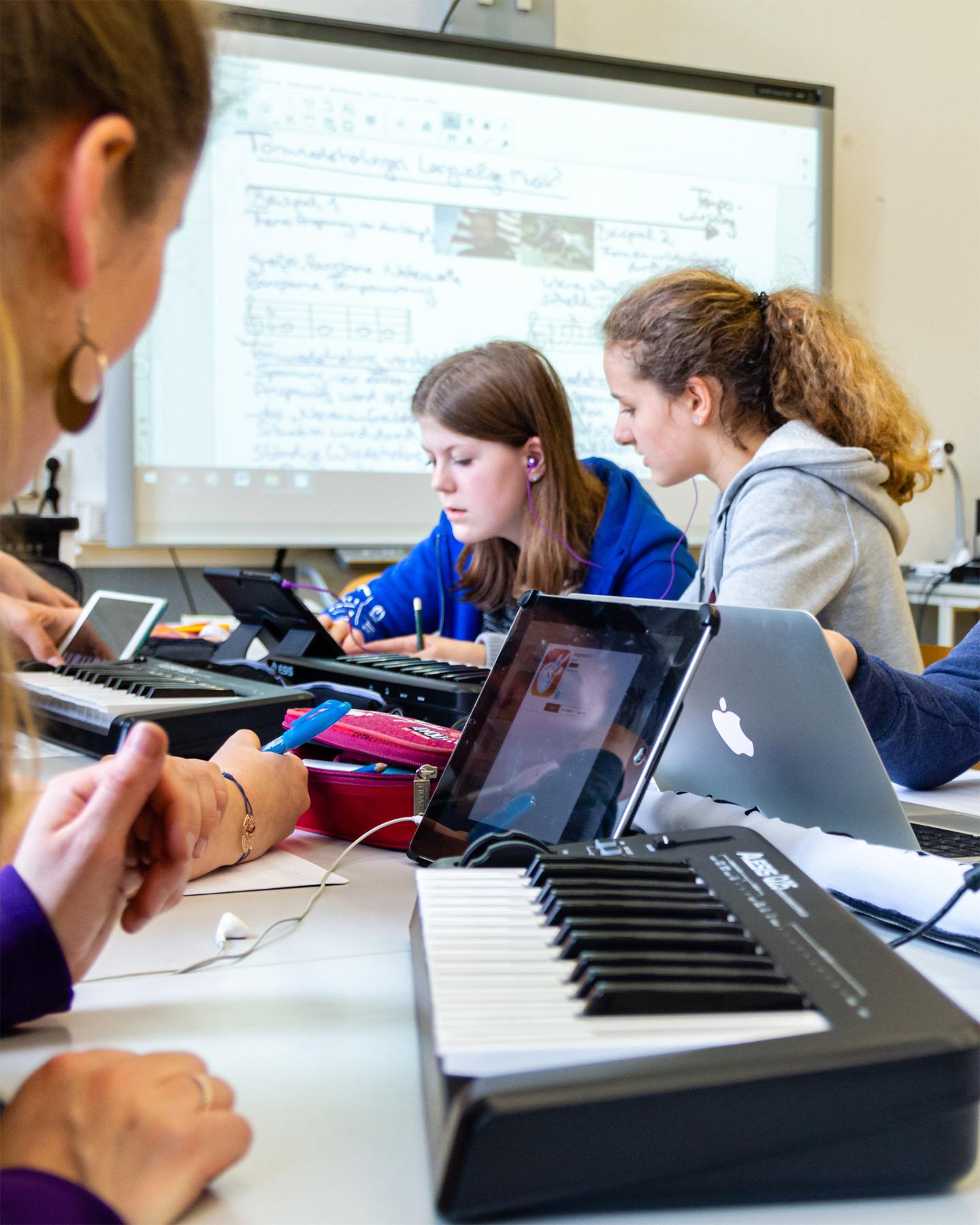 Abbildung: Digitaler Musikunterricht in der Schule