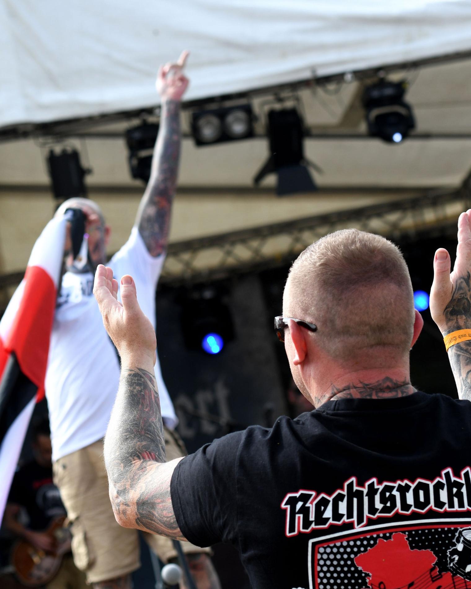 Zuschauer mit T-Shirt Rechtsrockland beim extrem rechten Festival "Schild und Schwert"