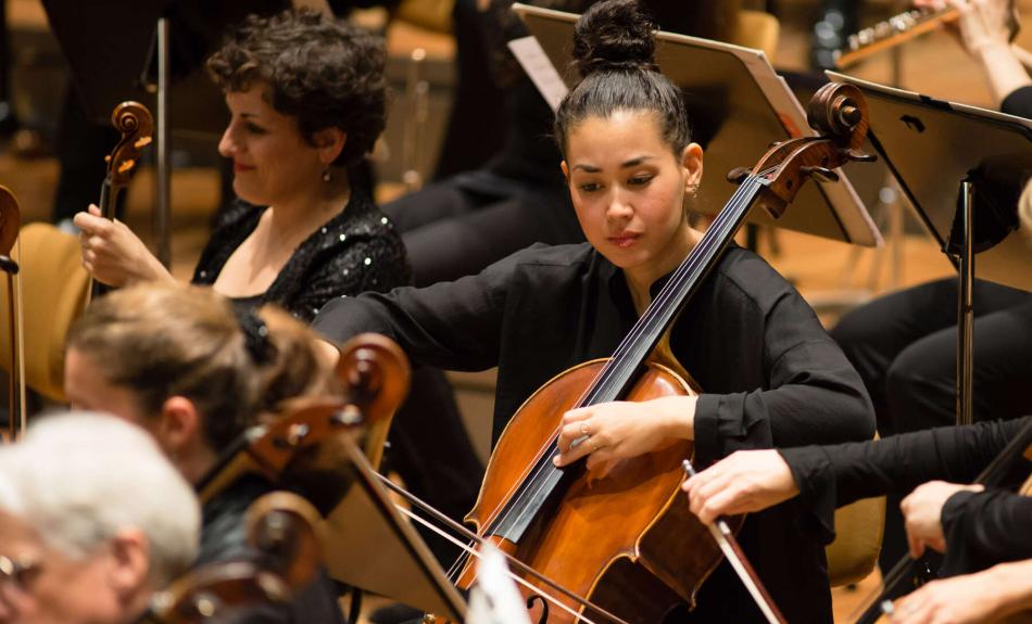 Cellistinnen in einem Orchester