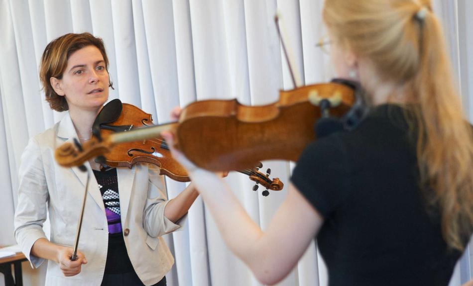 Eine Meisterklasse im Fach Violine an der Hochschule für Musik und Theater Rostock: Geigenlehrerin mit Schülerin.