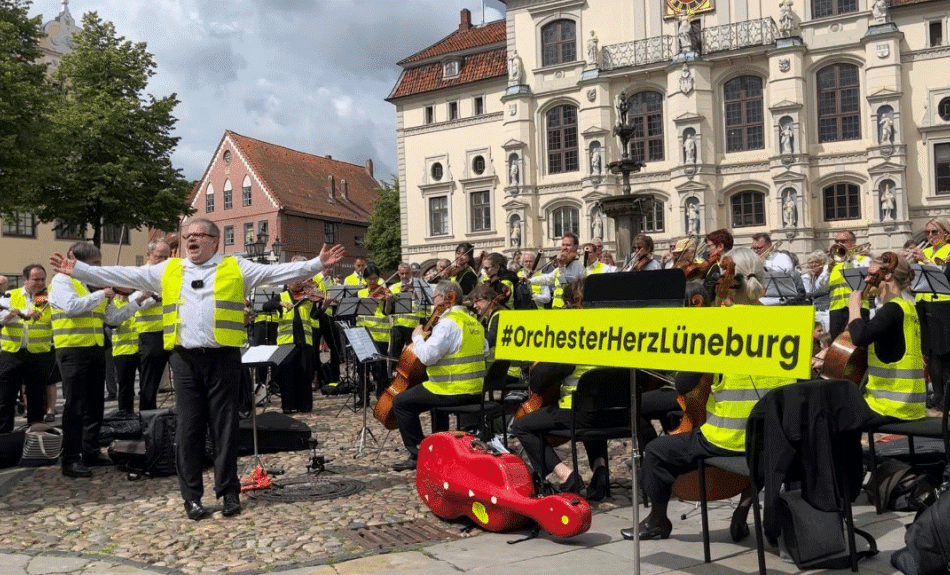 Kampagnenstart Aktion #OrchesterHerzLüneburg am 27. Juni 2023 auf dem Lüneburger Marktplatz 