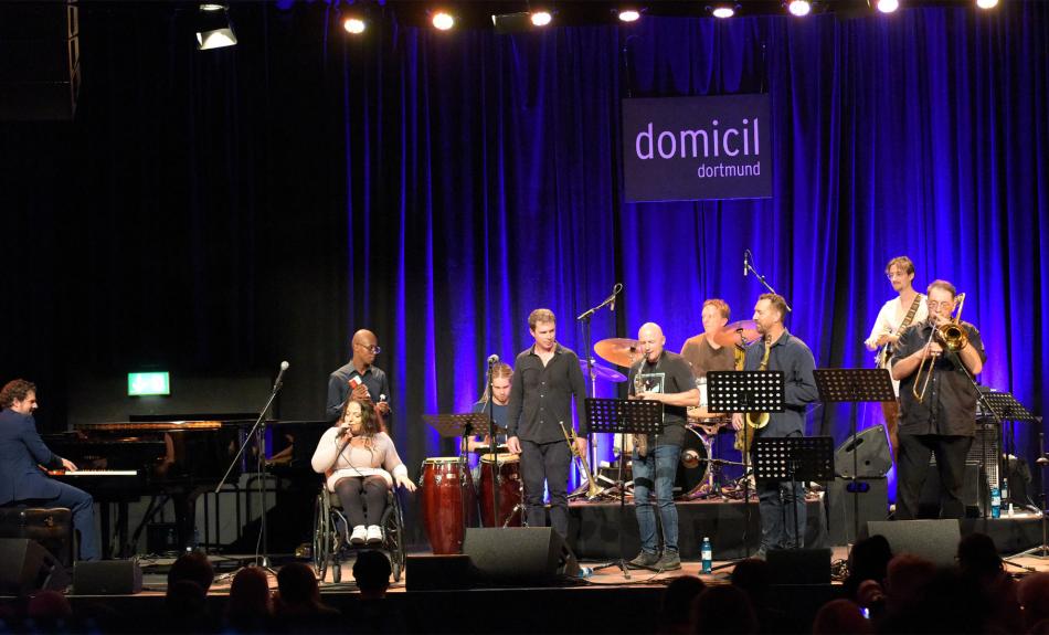 Abbildung: das Ensemble auf der Konzertbühne