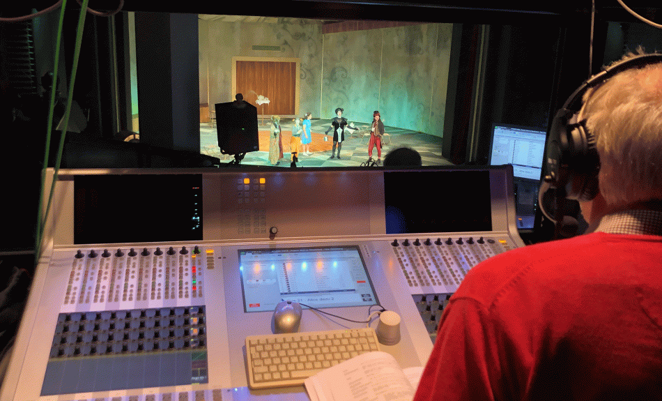 Manfred Wildhage in der Tonkabine bei der Audiodeskription zu „Alice im Wunderland“