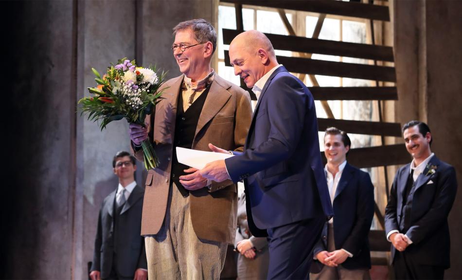 Abbildung: Urkundenüberreichung