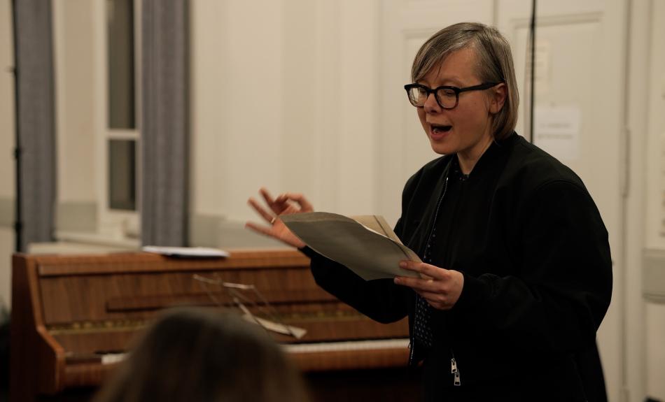 Chorleiterin erläutert eine Partitur