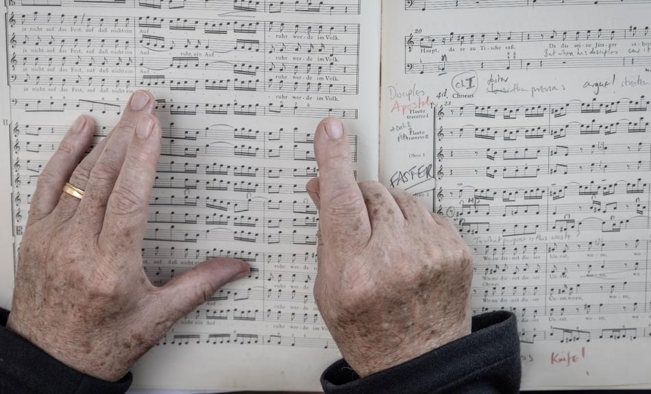 Hände von Sir Simon Rattle auf Noten