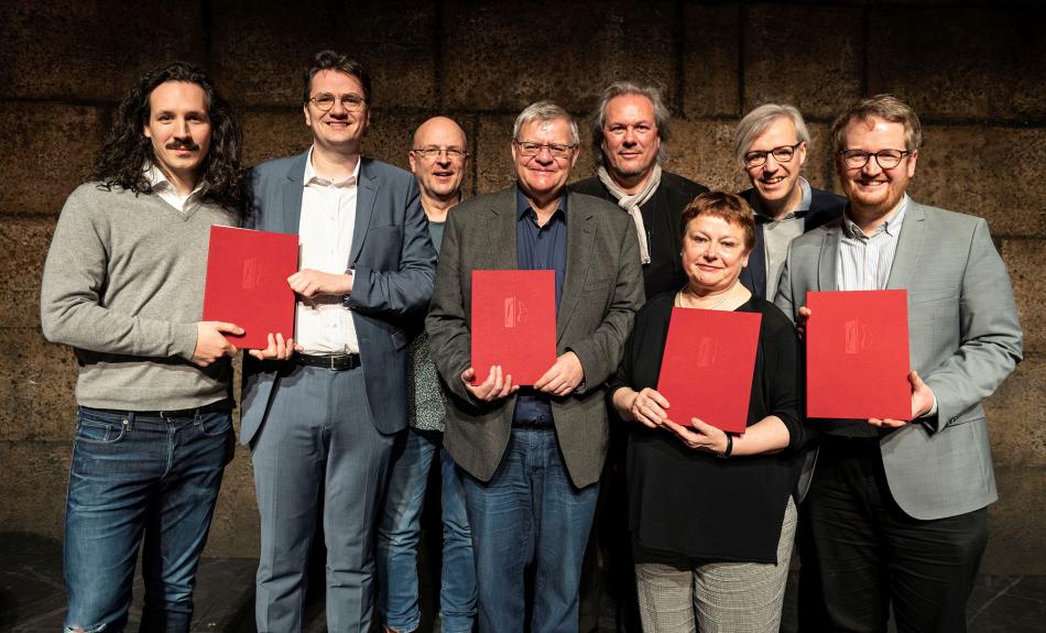 Gruppenfoto mit (v.l.n.r.) Valentin Schwarz (DNT Weimar), Dorian Dreher (DNT Weimar), Stefan Haufe (Theater Altenburg Gera), Thomas Wicklein (Theater Altenburg Gera), Prof. Jochen Biganzoli (HfM), Prof. Anne-Kathrin Lindig (HfM), Patrick Bialdyga (Theater Erfurt), Malte Wasem (Theater Erfurt)