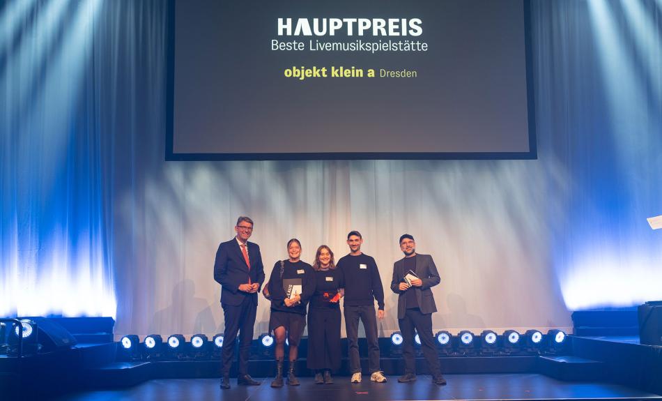 Kulturstaatsminister Dr. Wolfram Weimer mit Hauptpreisträger objekt klein a