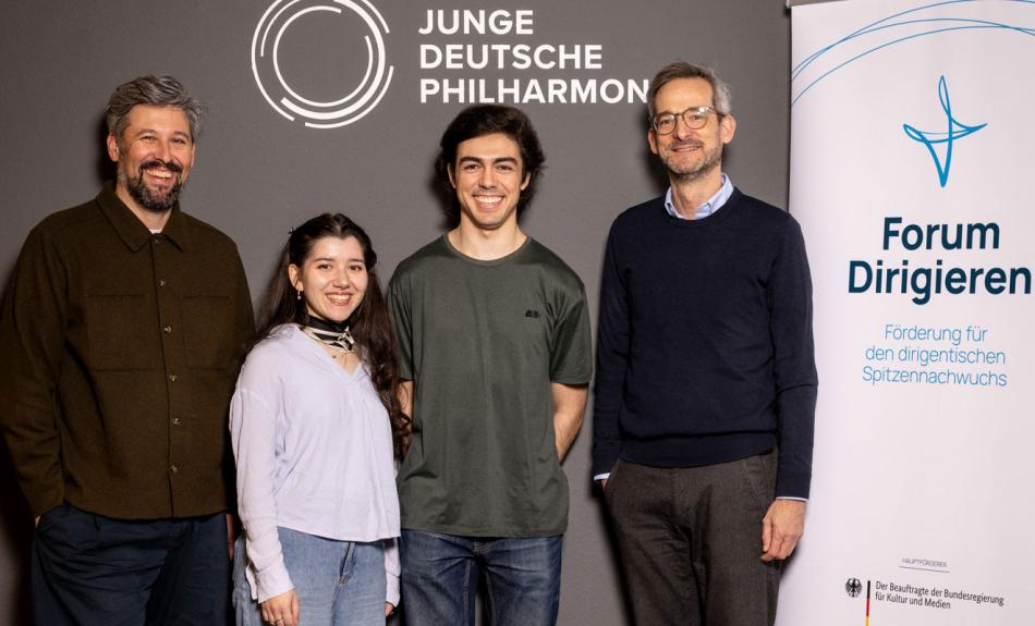 Dascha Schuster (Orchestervorstand), Alejandro París Cabezudo (Orchestervorstand), Maximilian von Aulock (Geschäftsführer JDPh) und Felix Freitag (Projektleitung Forum Dirigieren) 