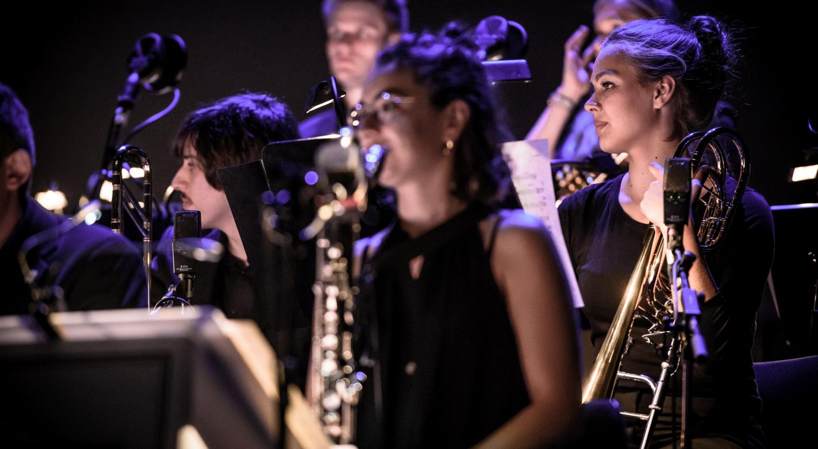 Junge Musikerinnen und Musikern mit Blasinstrumenten