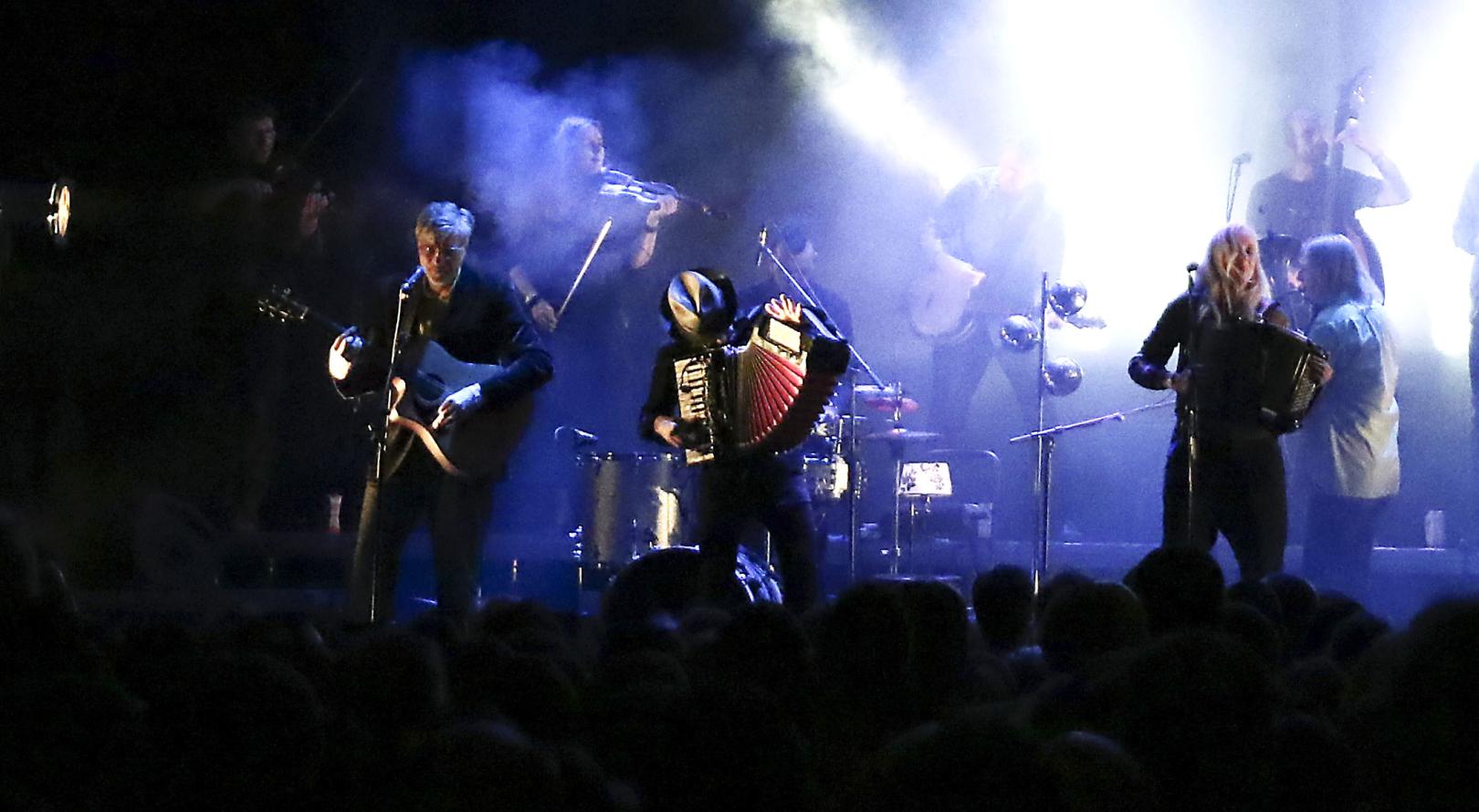 Abbildung: Konzertbühne mit der Band 17 Hippies