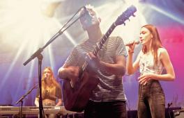 Collage mit zwei SchoolJam-Finalisten 2019 auf der Bühne, Pascal Metzger und die Band November.