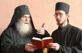 Zwei Mönche des Deutsches orthodoxes Dreifaltigkeitskloster beim gemeinsamen Studium der Psalmen