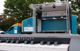 Lastwagen mit Bühne als Anhänger