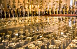 Blasinstrumenten-Abteilung im Musikhaus Thomann: Hinter Glas ist eine Auswahl an Trompeten-Mundstücken zu erkennen.