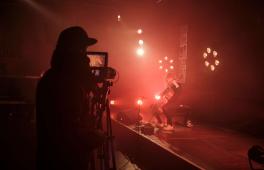 Hinter den Kulissen bei NICA: Cellistin Elisabeth Coudoux spielt auf der Bühne und wird dabei gefilmt.