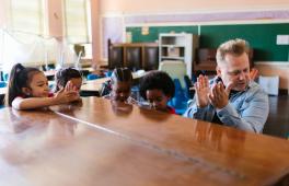 Musikunterricht am Klavier mit Kindern