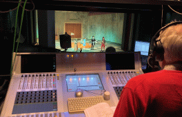 Manfred Wildhage in der Tonkabine bei der Audiodeskription zu "Alice im Wunderland"