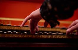 Nahaufnahme von Händen, die Cembalo spielen; Fachgruppe Alte Musik an der Folkwang Universität der Künste