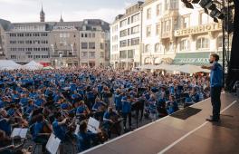 Steven Walter auf der Bühne auf dem Marktplatz beim Beethovenfest Bonn 2023