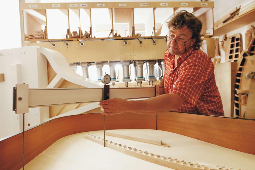 Kontrolle eines Resonanzbodens in einer Klaviermanufaktur