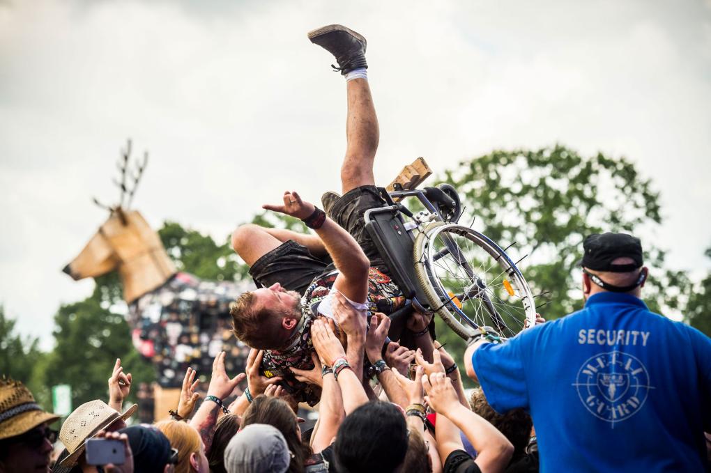 Bild: Rollstuhlfahrer beim Crowdsurfing auf dem Wacken Open Air 2019