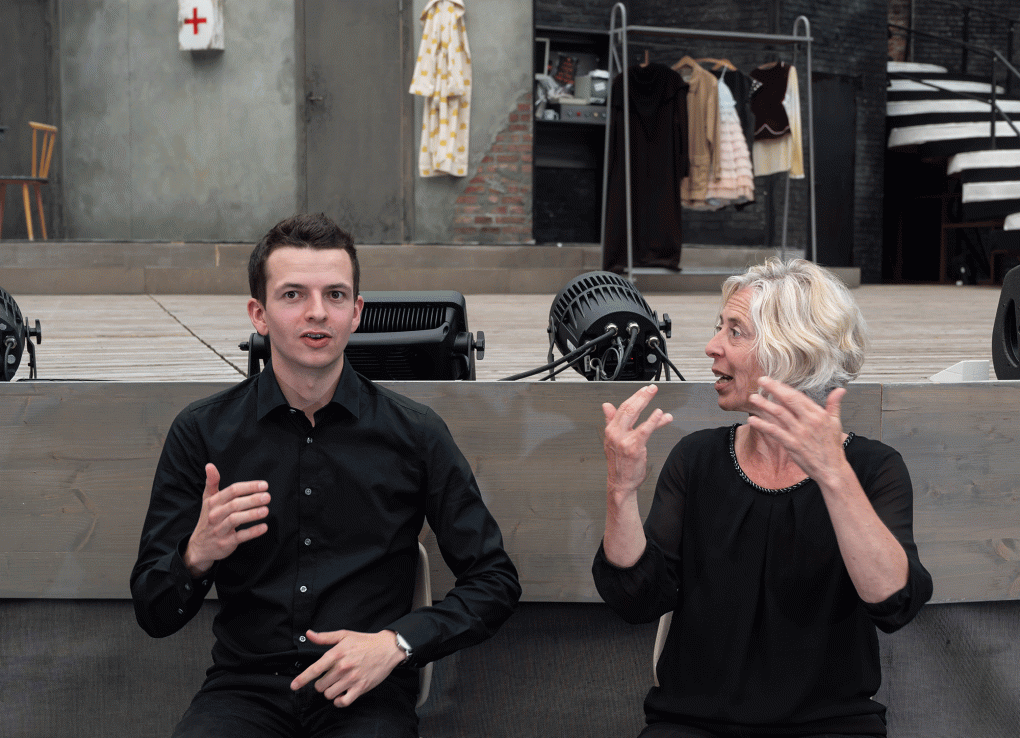 Gebärdensprachdolmetschen mit verteilten Rollen im Staatstheater Augsburg