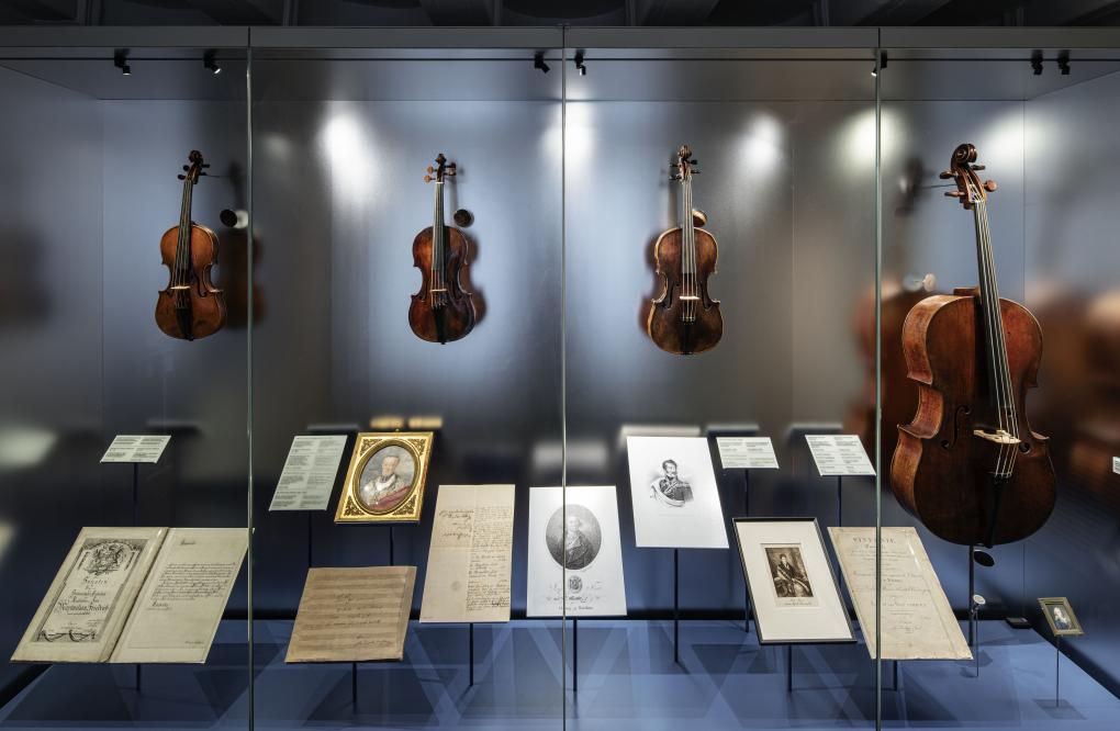 Streichinstrumente und Notenausgaben als Exponate in der Ausstellung des Beethoven.Hauses