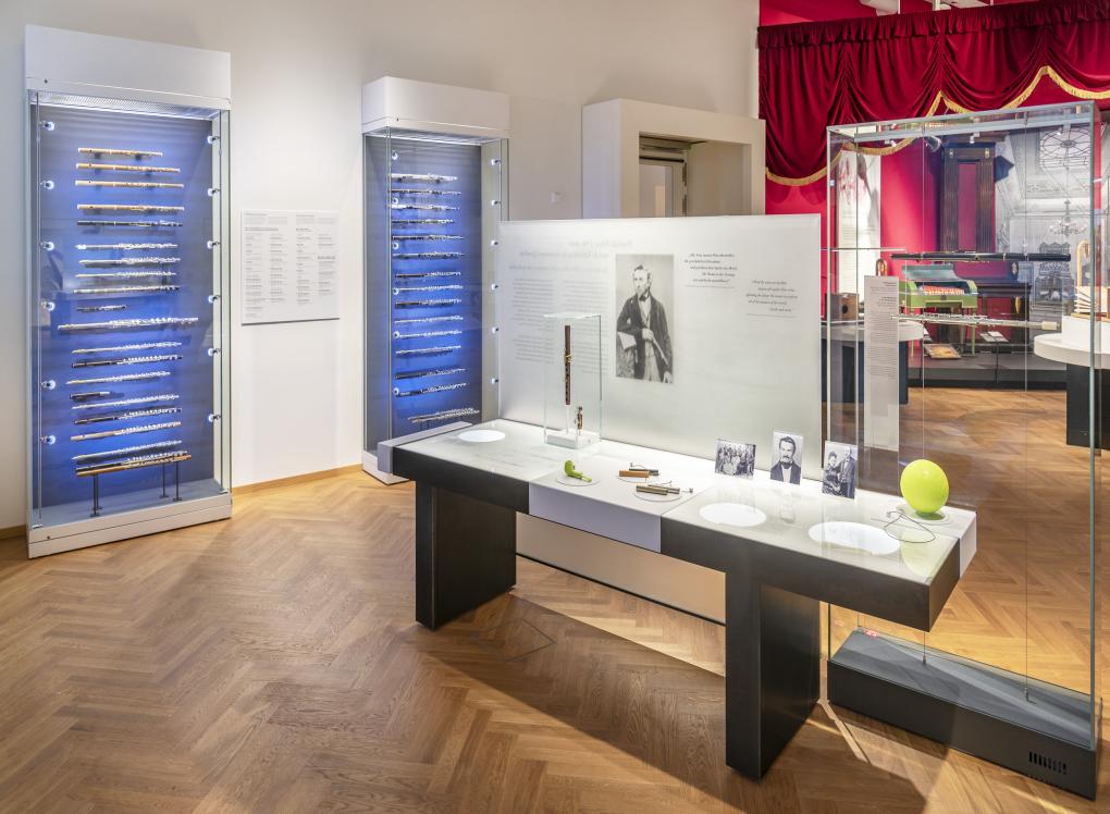 Querflötensammlung und Schautafel zum Thema Flöte