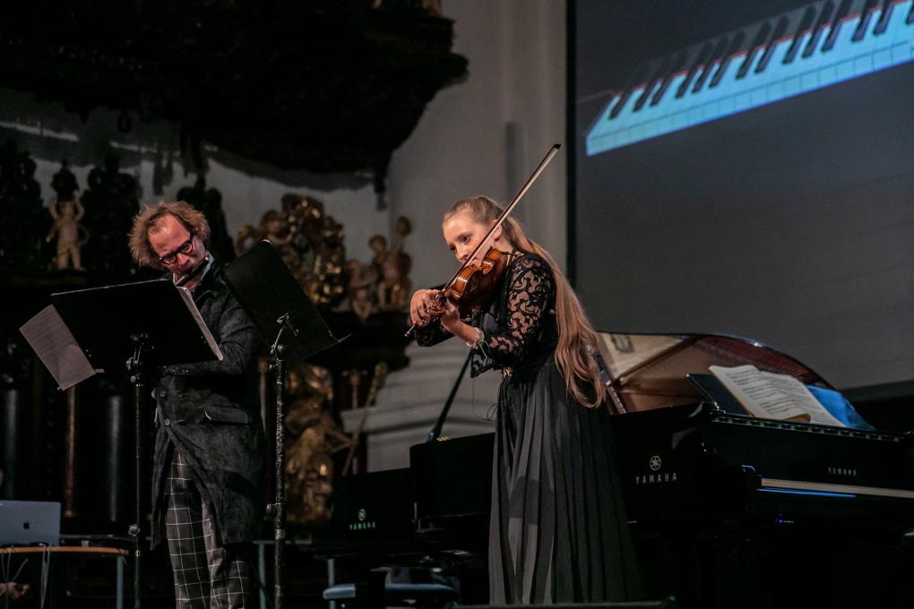 Der Flötist Norbert Trawöger und die Geigerin Maria Elisabeth Köstler beim KI-Projekt Dear Glenn auf der Ars Electronica 2019