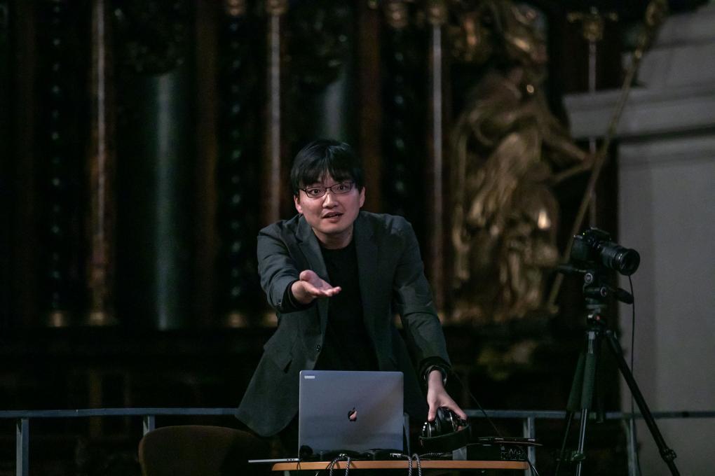 Der Wissenschaftler Akira Maezawa beim KI-Projekt Dear Glenn auf der Ars Electronica 2019