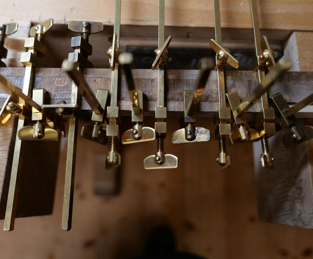 Furnierarbeiten an der Abdeckleiste für den Dämpferrechen bei einem Nachbau eines Hammerflügels von Gregor Deiss von 1815